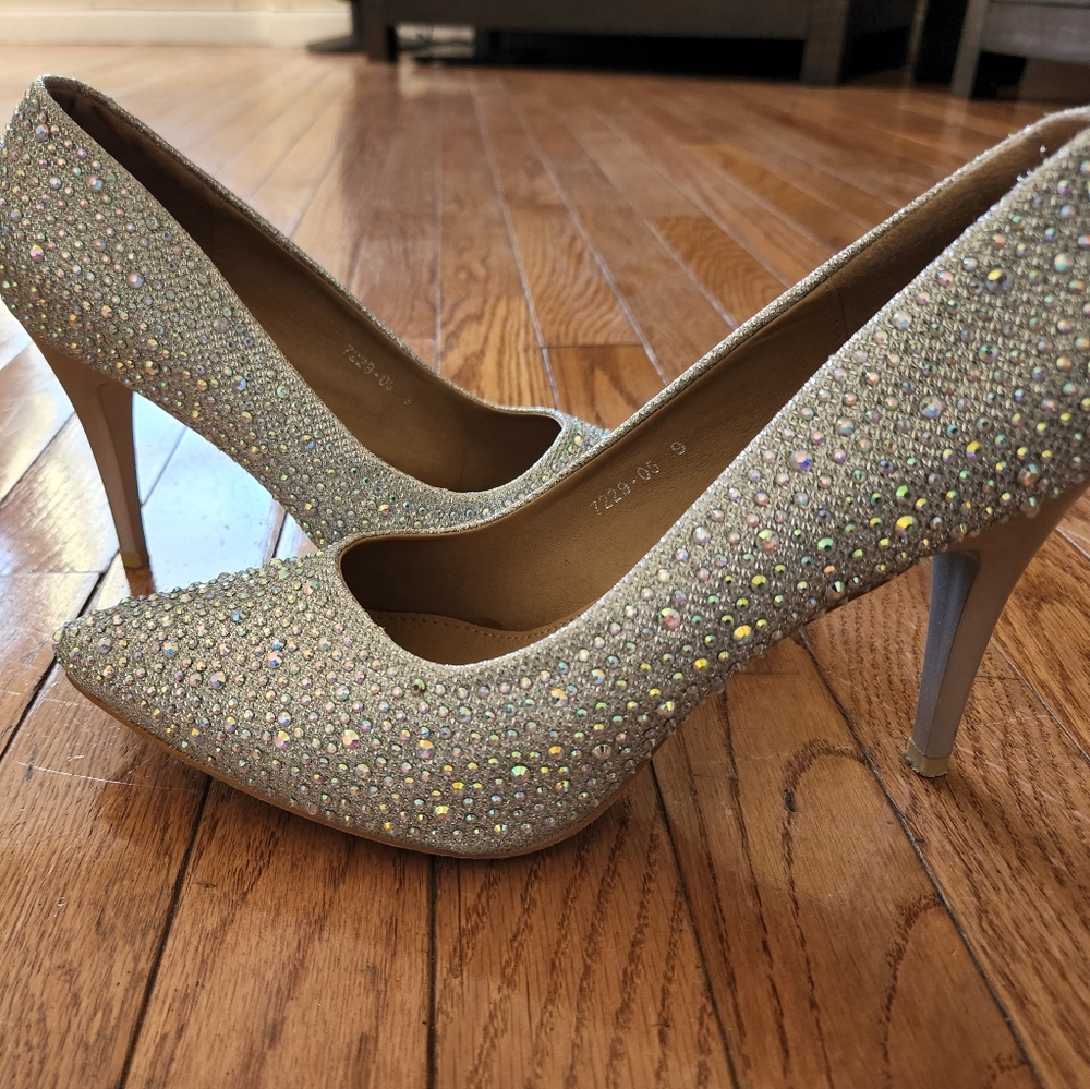 ⚪️👠 Glamorous Pointed Toe Pumps with Rhinestones 👠⚪️ - Picture 6 of 9